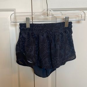 Lululemon Hotty Hot Low-Rise Lined Short 2.5” size 2